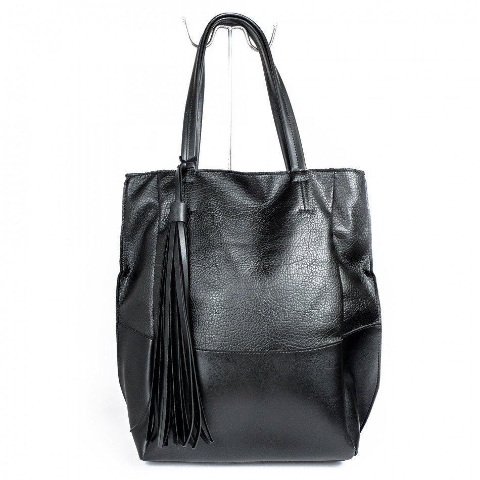 Дамска шагренирана черна чанта с пискюл il071022-14