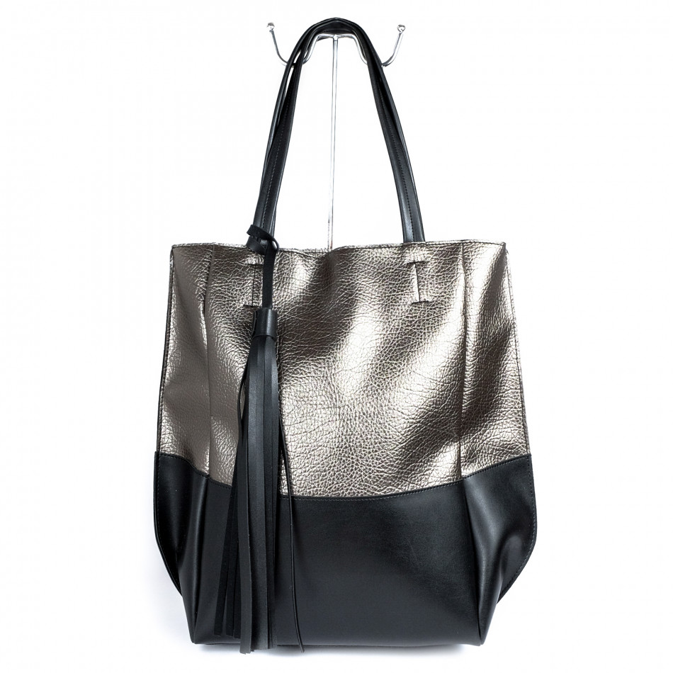 Дамска шагренирана сребристо-черна чанта с пискюл il071022-16