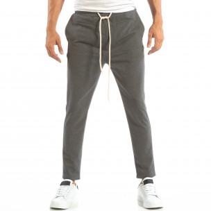 Лек мъжки панталон тип Jogger в тъмно сиво - FASHIONMIX.BG Лек мъжки панталон тип Jogger в тъмно сиво