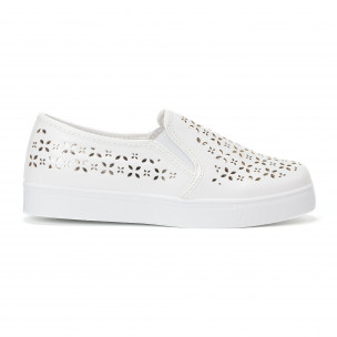 Дамски перфорирани slip-on кецове в бяло - FASHIONMIX.BG Дамски перфорирани slip-on кецове в бяло