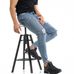 Slim fit мъжки сини дънки с прокъсвания и кръпки - FASHIONMIX.BG Slim fit мъжки сини дънки с прокъсвания и кръпки
