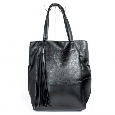 Дамска шагренирана черна чанта с пискюл