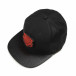 Черна шапка с права козирка и червена щампа it290818-5 2