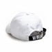 Бяла шапка с козирка и акцент gr240221-6 3