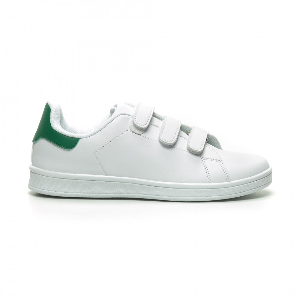 Ανδρικά λευκά sneakers με πράσινη λεπτομέρεια και αυτοκόλλητα