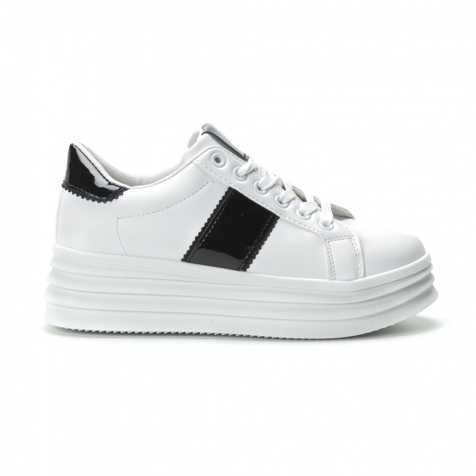 Γυναικεία λευκά sneakers με λεπτομέρειες από λουστρίνι
