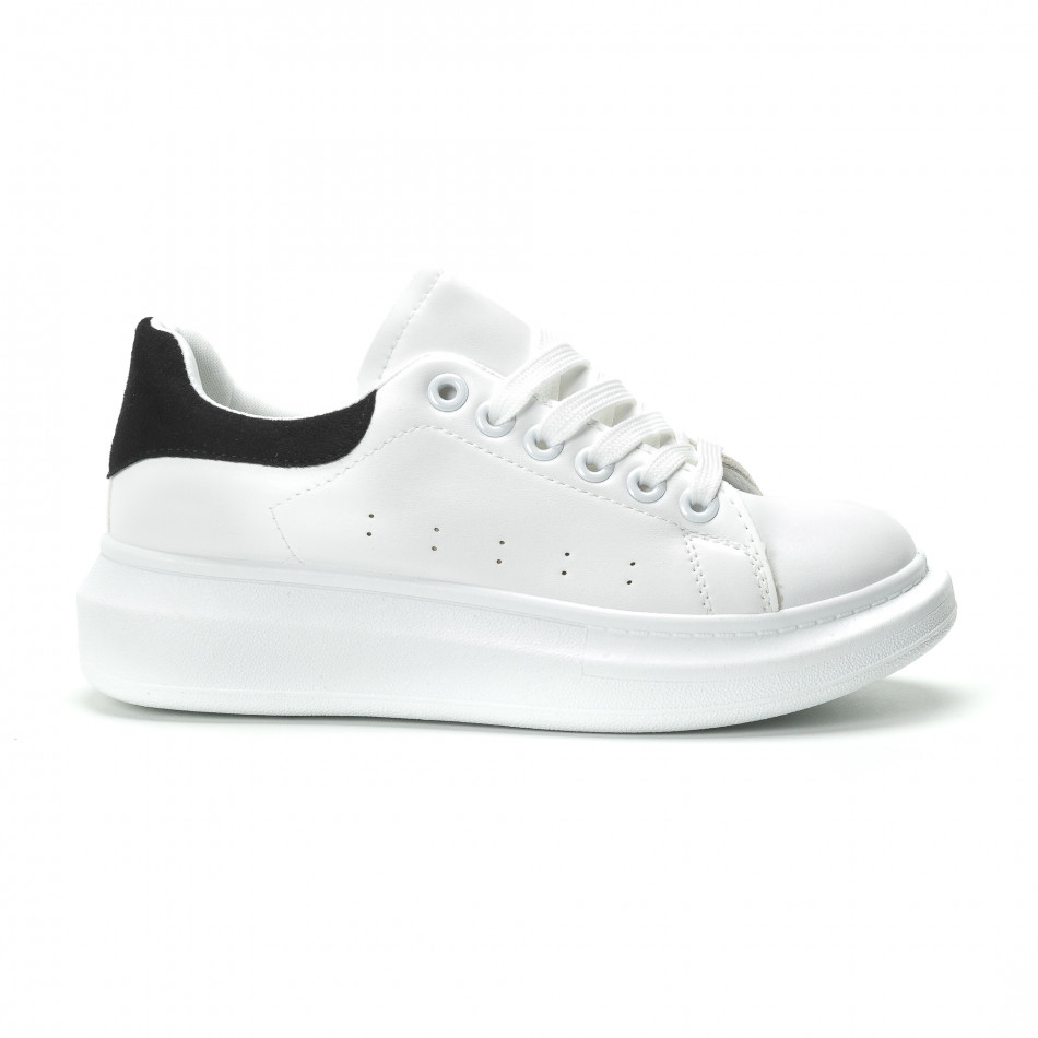 Γυναικεία λευκά sneakers με μαύρη λεπτομέρεια