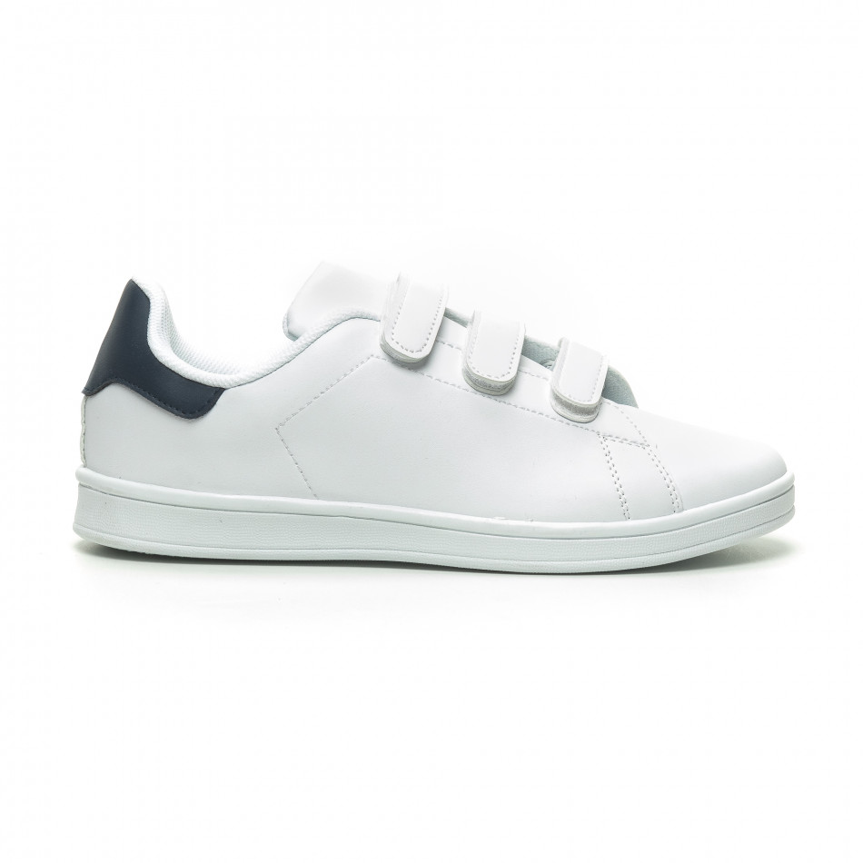 Ανδρικά λευκά sneakers με μπλε λεπτομέρεια και αυτοκόλλητα