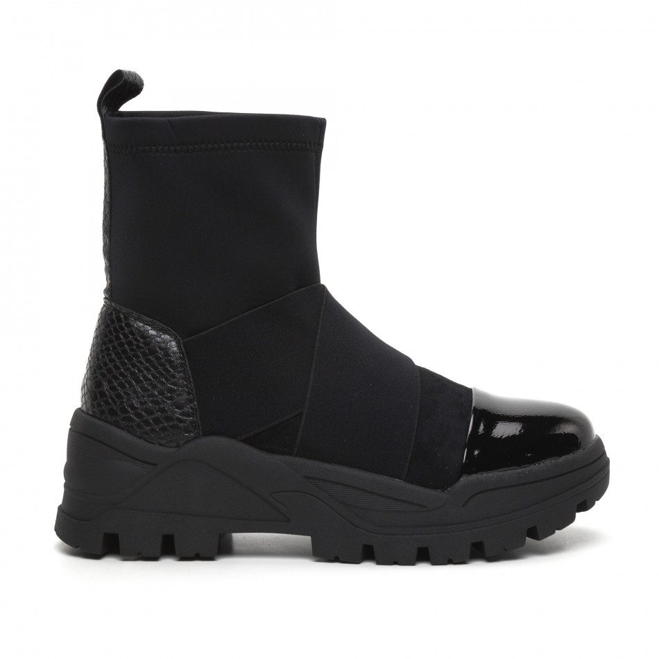 Slip-on γυναικεία μαύρα μποτάκια με τρακτερωτή σολα