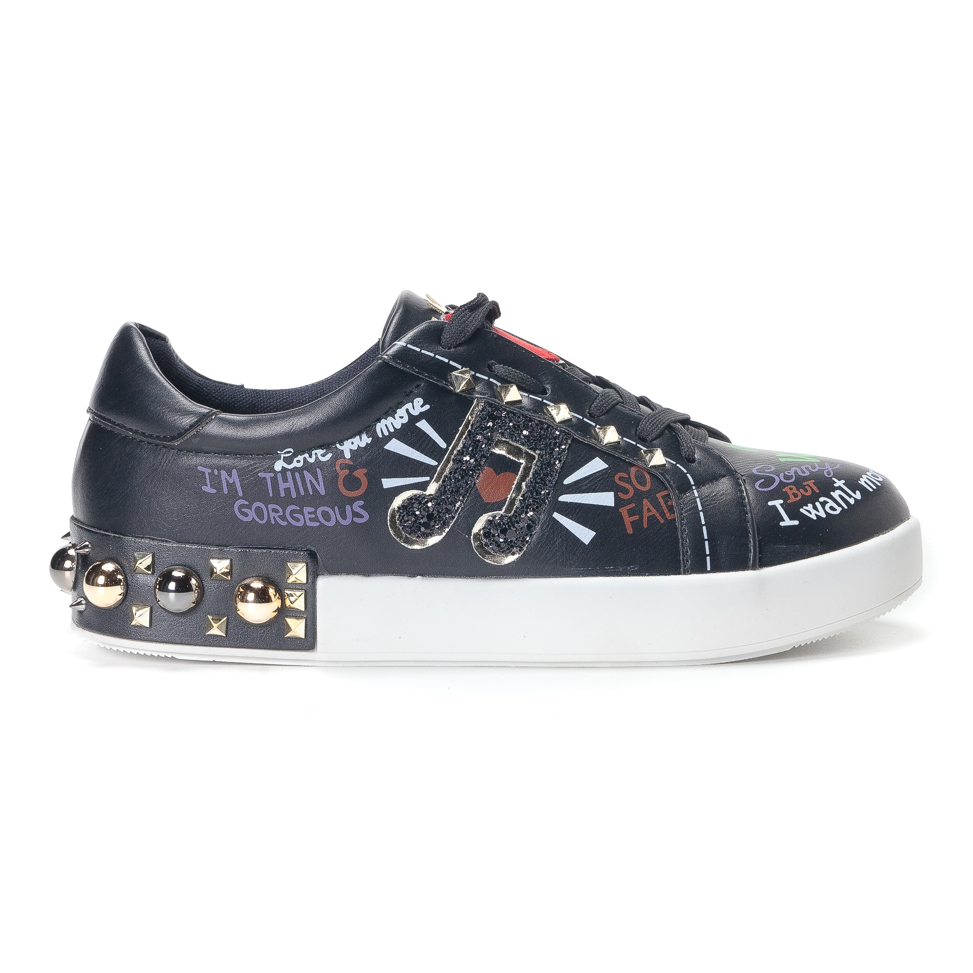 Γυναικεία μαύρα sneakers από οικολογικό δέρμα με επιγραφές και μεταλλικές λεπτομέρειες